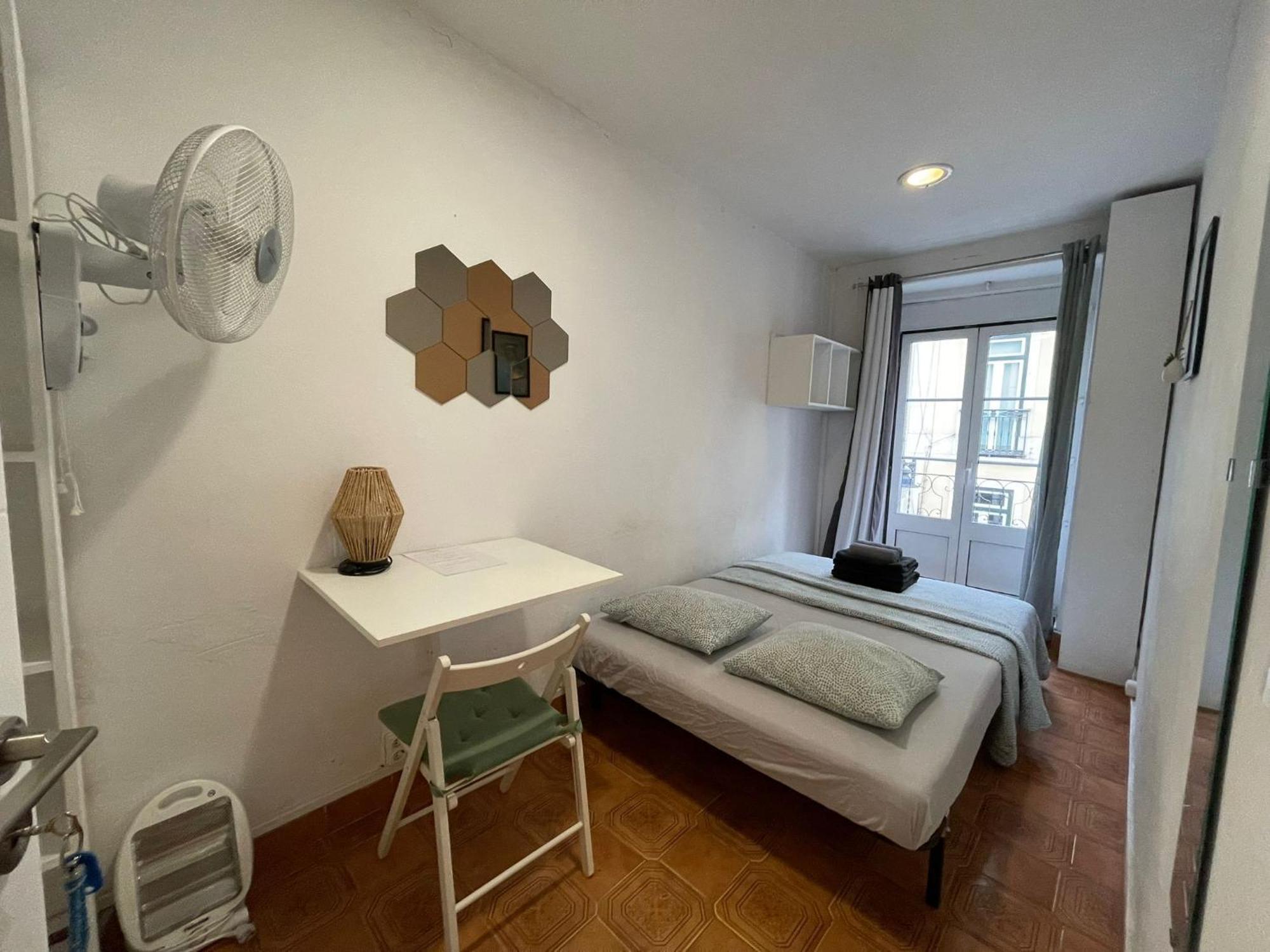 Pensión Shared With Bright Private Patio In Lisboa