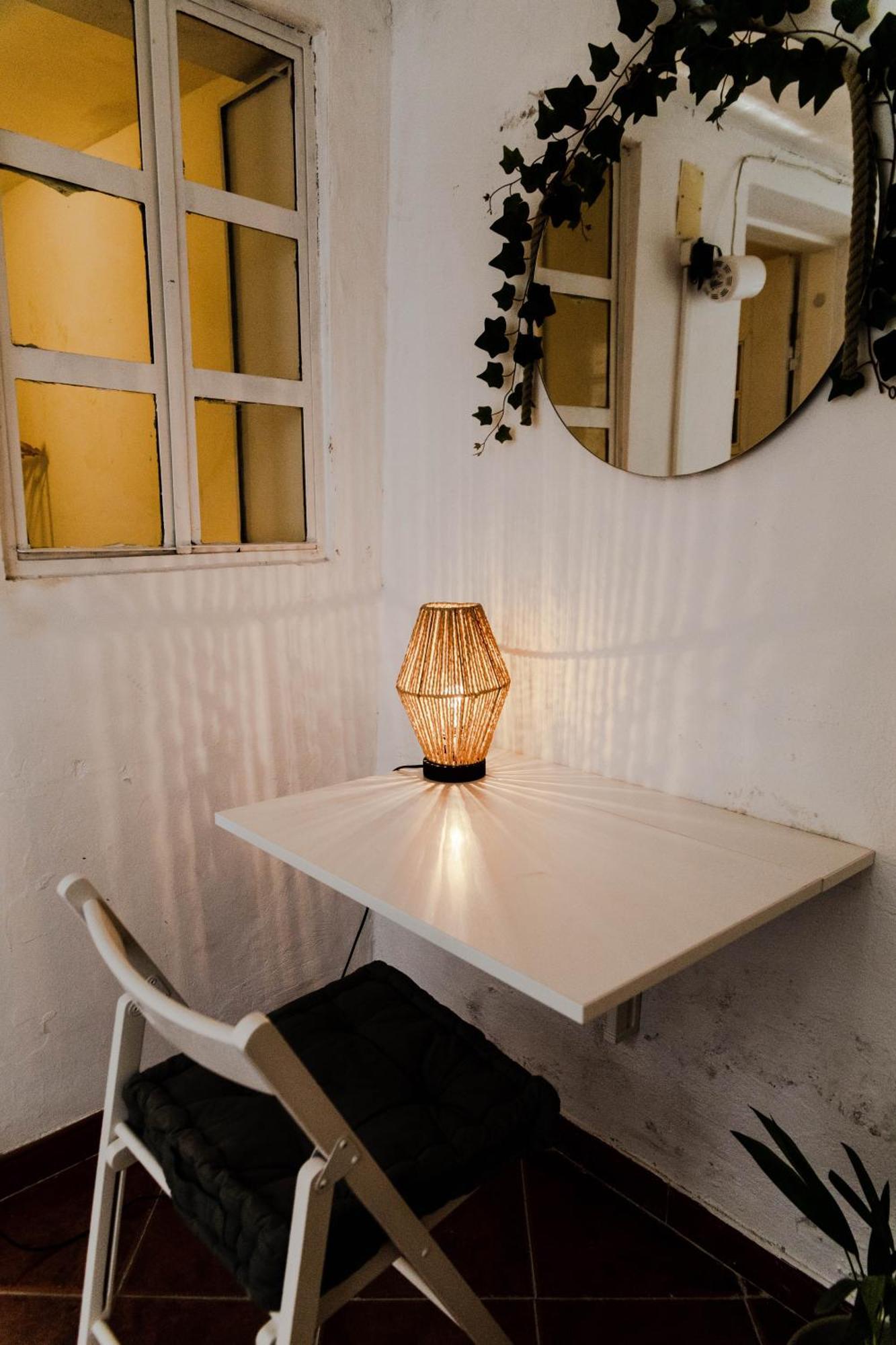 Pensión Shared With Bright Private Patio In Lisboa