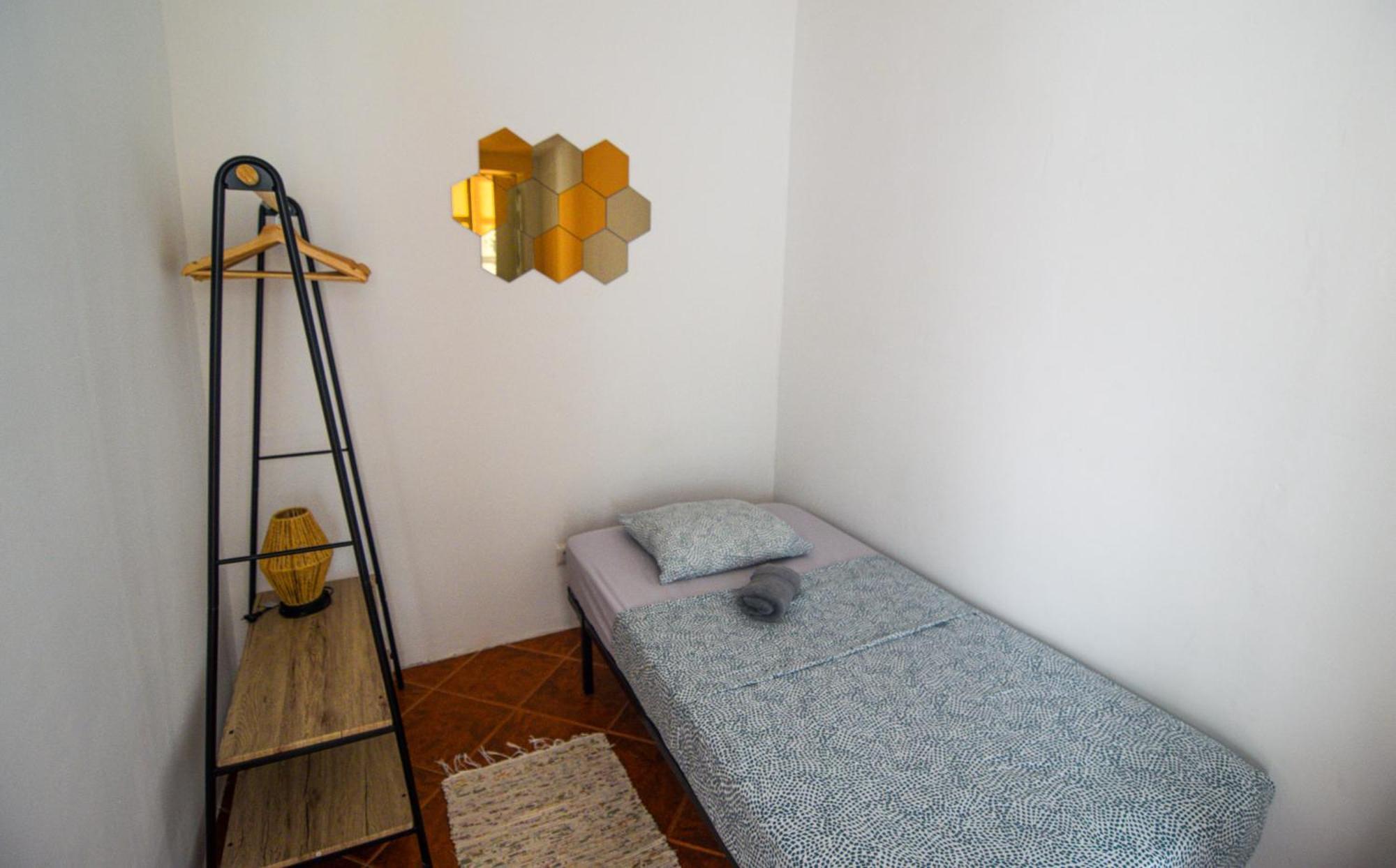 Shared With Bright Private Patio In Maison d'hôtes *