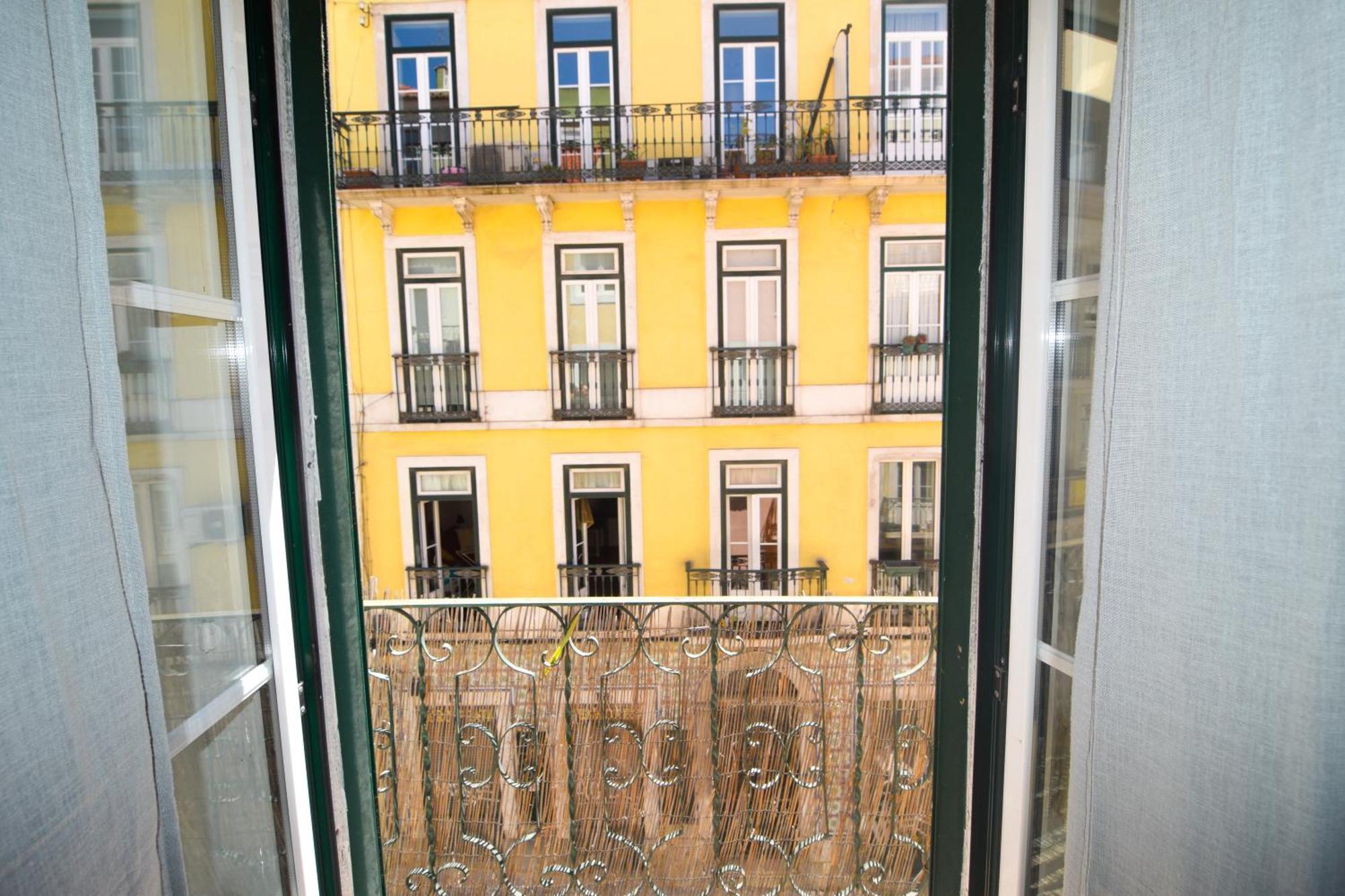Pensión Shared With Bright Private Patio In