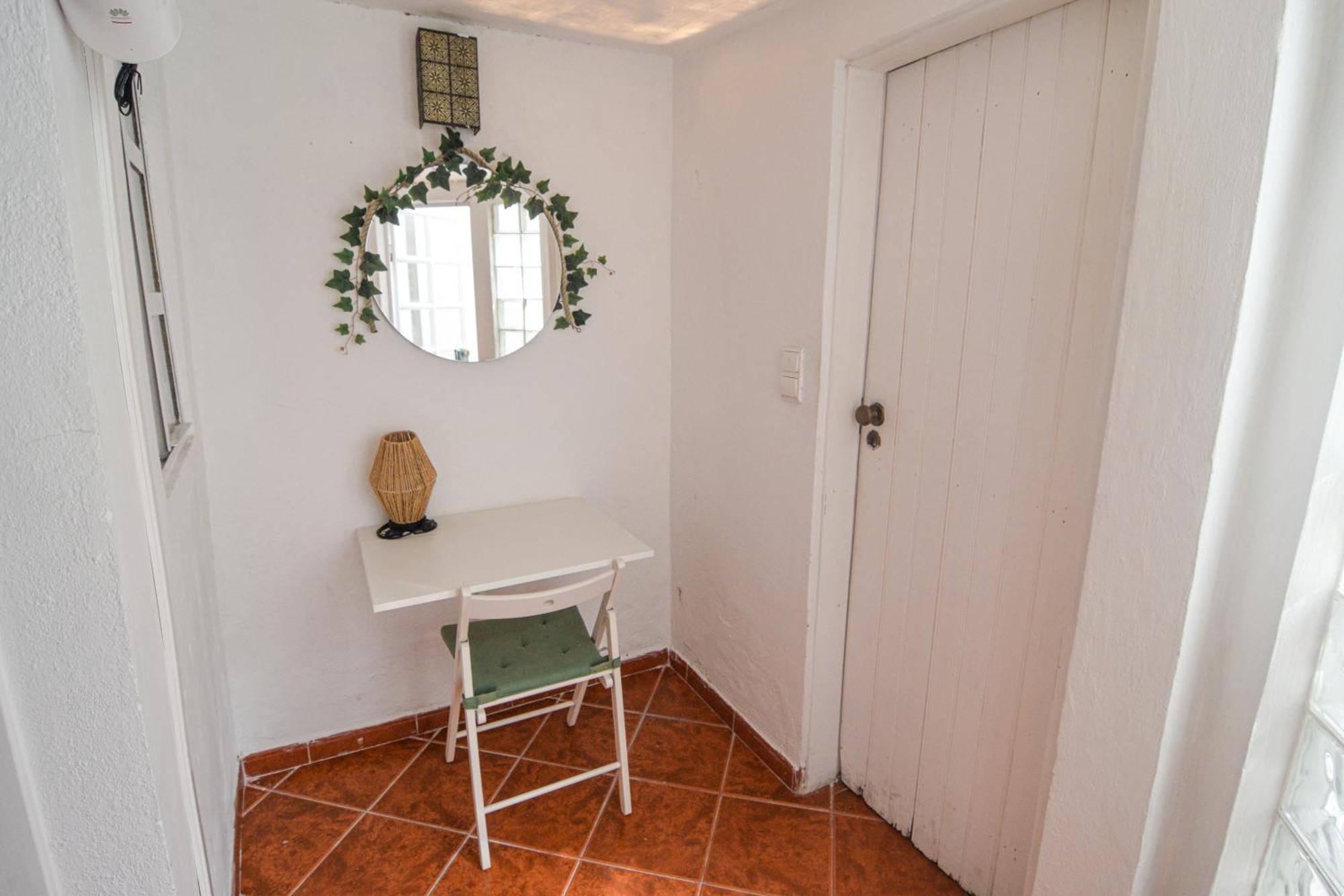 Shared With Bright Private Patio In Pensión