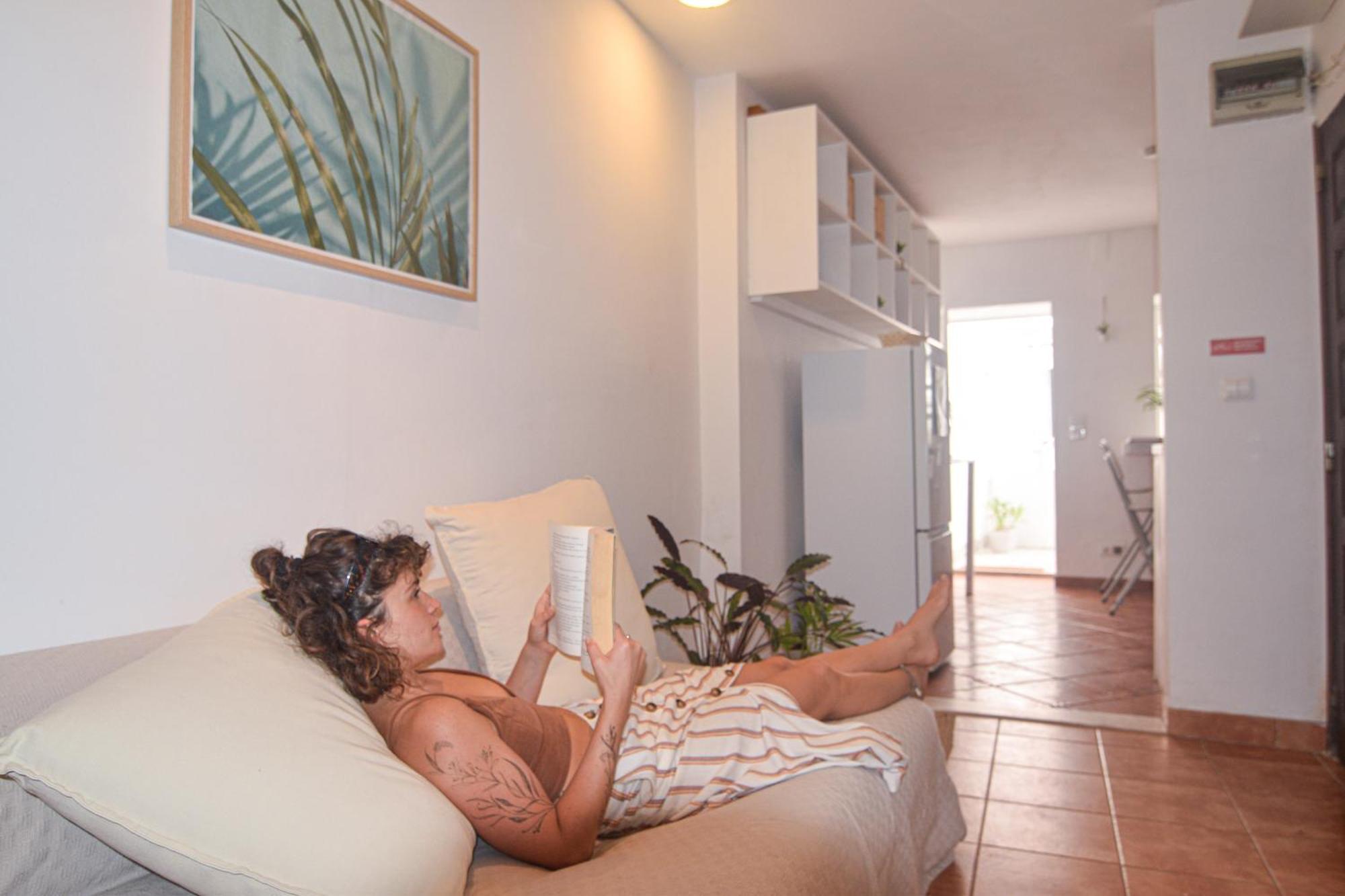 Shared With Bright Private Patio In Pensión Lisboa