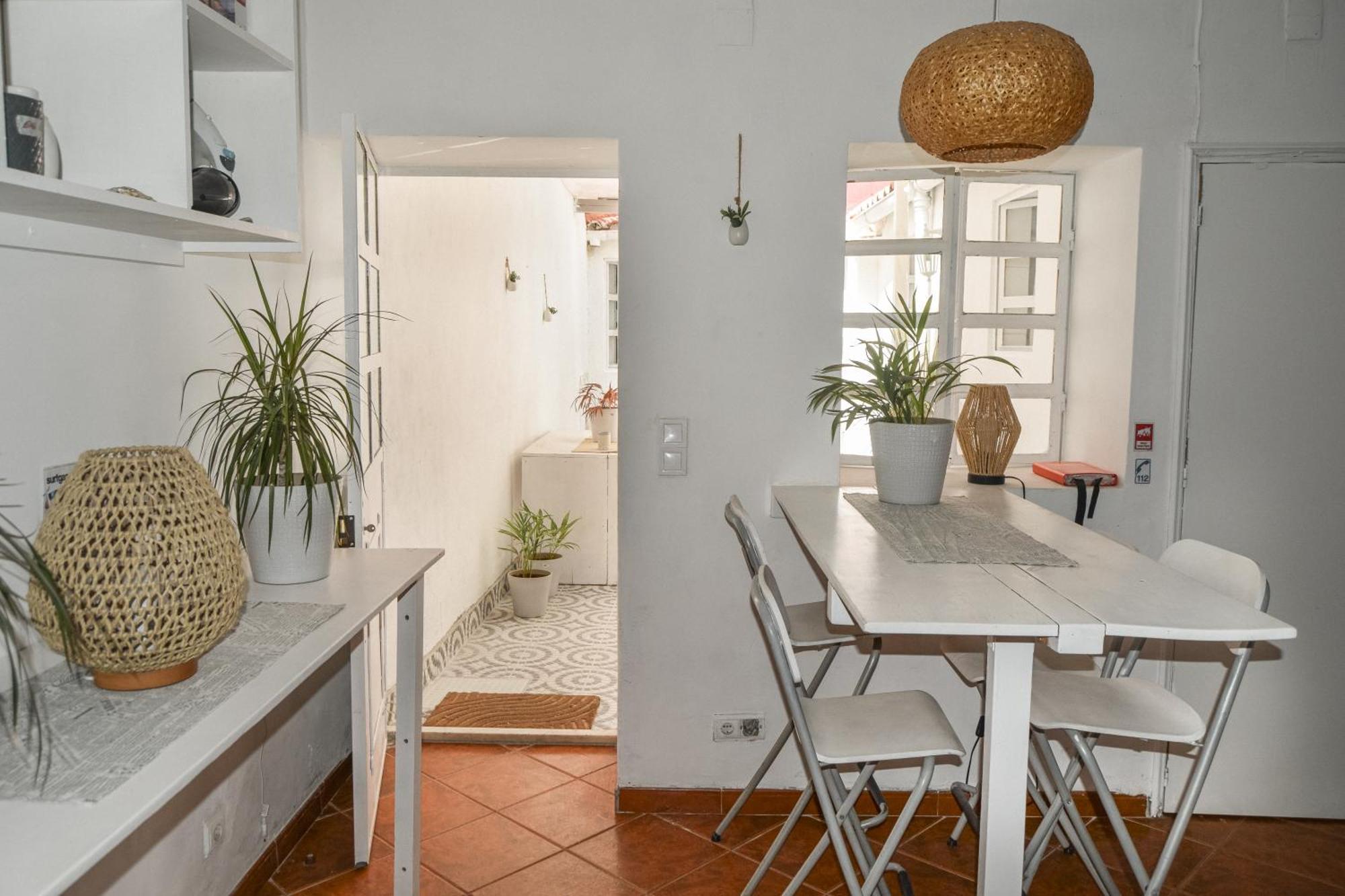Pensión Shared With Bright Private Patio In Lisboa